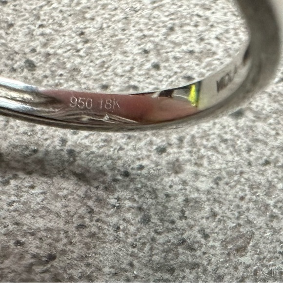 VIOLA ring green amethyst stone v
18K 0.03T W - Picture 5 of 6